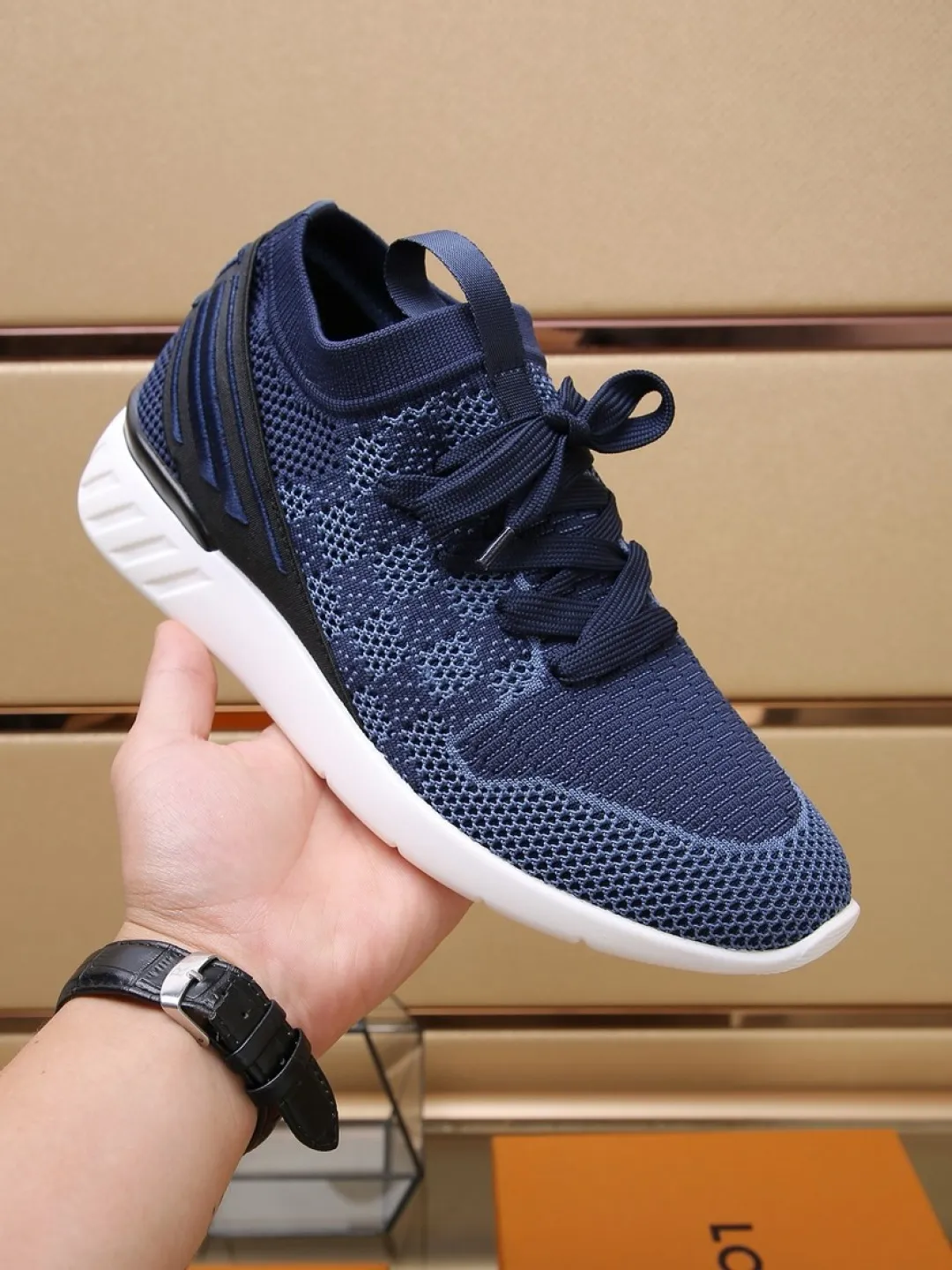 Men's shoes 💰P420💰"LOUI* VUITTO*" latest popular men's casual shoes ✔️This model is made of the original breathable fly woven fabric. The real thing is super shiny⚡️ Fashionable and versatile. The toe last shape is firm and full. The soles are LV original molds and can be put in and out at will. It is light and comfortable for the foot~Purely handmade, details determine the quality! Size:38-44
